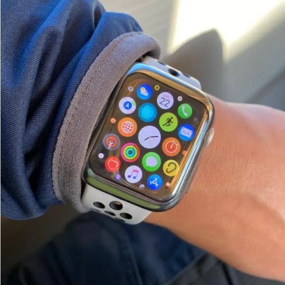 Smartwatch with Silver and Black Band Apple Watch Series 5 gps